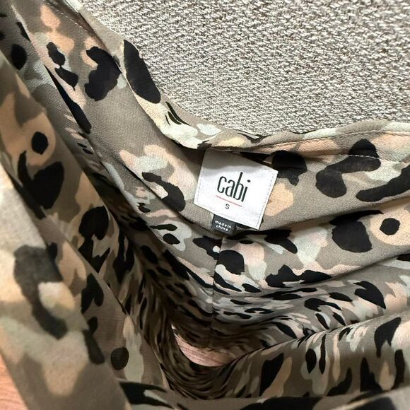 CAbi Style 5360 size small Tiered Camouflage Leopard Print Cold Shoulder Top - Picture 5 of 8